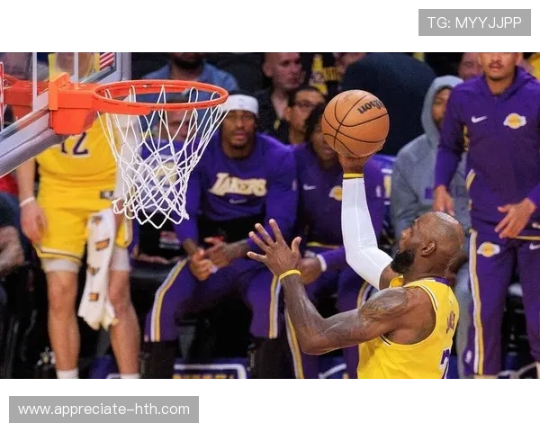 NBA季后赛激战正酣 詹姆斯带领湖人迎战勇士争夺西部决赛席位